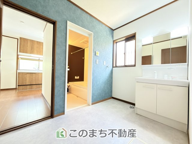 KEM鹿沼市松原1期中古戸建の洗面所|脱衣所は広々としておりますので、お子様のお着替えもストレスなくできます！
