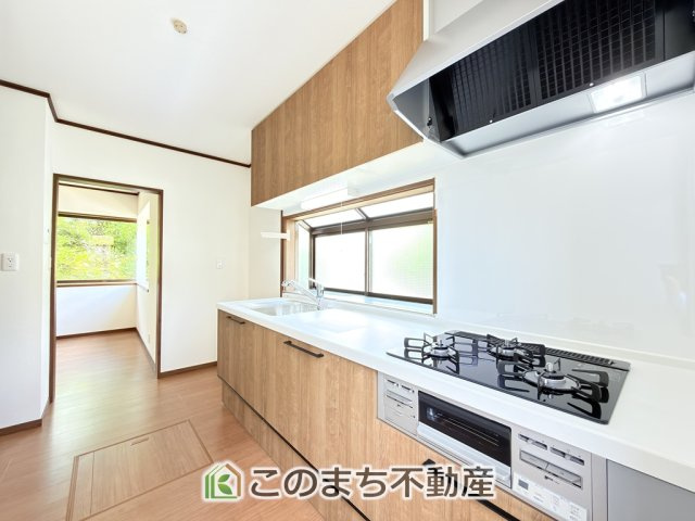 KEM鹿沼市松原1期中古戸建のキッチン|毎日使うキッチン周りが綺麗で清潔に保たれていると、お料理を作るのも楽しくなりますよね。機能性とデザイン性を持たせたキッチンで気持ちよくお料理が出来そうです。
