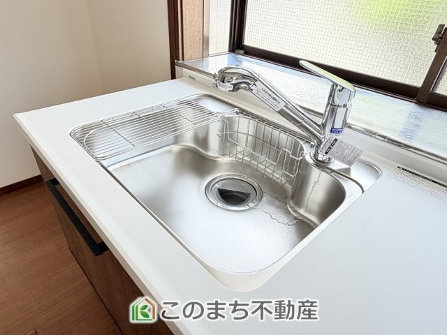 KEM鹿沼市松原1期中古戸建の設備|ビルトイン型浄水器を内蔵したキッチン水栓。お米を研いだり、野菜を洗ったりするときなど用途に応じてワンタッチで浄水に切り替えが可能です。カートリッジ式なので、フィルターを簡単に交換する事が出来ます。
