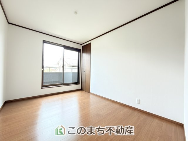 KEM鹿沼市松原1期中古戸建の洋室|柔らかい陽光が差し込む明るいお部屋を演出する設計。彩光の取れる窓が気持ちの良いお部屋を創り上げます。
