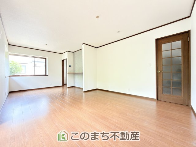 KEM鹿沼市松原1期中古戸建の居間・リビング|オープンでのびやかな空間を生み出す、こだわりの広がりとゆとり。家族と過ごす時間を大切にしたい方にぴったりの明るくゆとりある住空間です。
