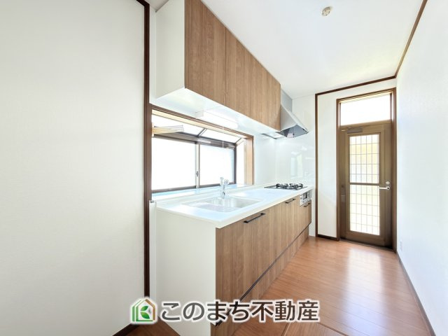 KEM鹿沼市松原1期中古戸建のキッチン|毎日使うキッチン周りが綺麗で清潔に保たれていると、お料理を作るのも楽しくなりますよね。機能性とデザイン性を持たせたキッチンで気持ちよくお料理が出来そうです。
