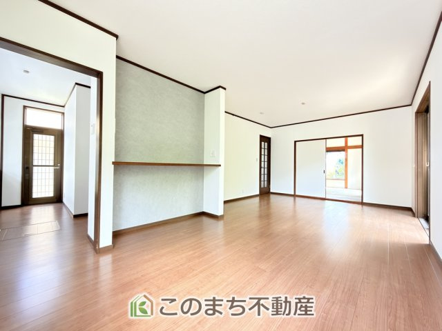 KEM鹿沼市松原1期中古戸建の居間・リビング|"ＬＤＫは家族団欒スペースとしては十分な広さです！
大きいダイニングテーブル、カウチ付きソファ、大型ＴＶも気兼ねなく配置可能！！"
