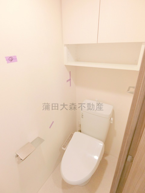 ARKMARK大森西のトイレ|吊戸棚と温水洗浄機能付きのトイレ