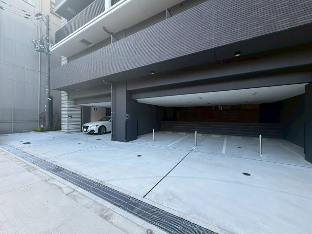 Louis Residence弁天町の駐車場
