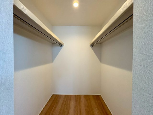 「広々インナーバルコニー」高知市東城山町2号棟　新築一戸建ての収納|両側に枕棚とハンガーパイプを完備。服や季節物の収納に便利です。