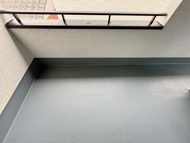 「広々インナーバルコニー」高知市東城山町2号棟　新築一戸建てのバルコニー|十分な広さを確保した設計。洗濯物や布団を一度にたくさん干すことができます。