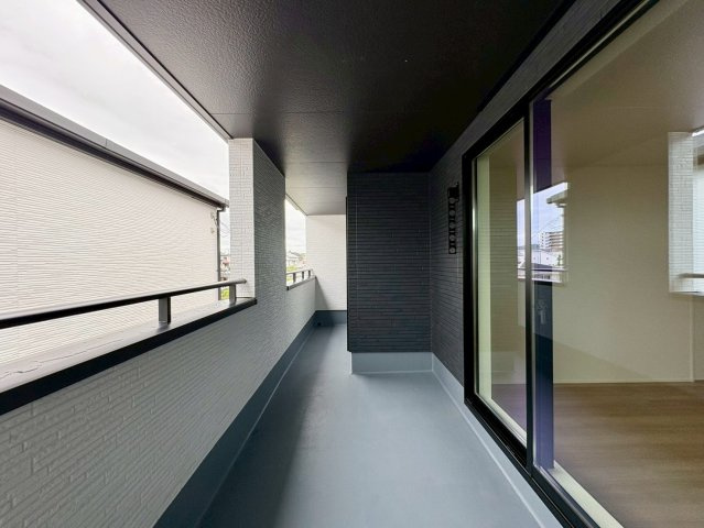 「広々インナーバルコニー」高知市東城山町2号棟　新築一戸建てのバルコニー|急な雨でも安心の屋根付き設計。開放感のあるワイドな仕様で、日々のお洗濯も快適です。