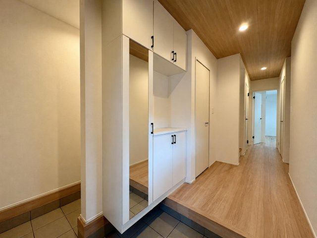 「広々インナーバルコニー」高知市東城山町2号棟　新築一戸建ての玄関|大容量の収納で玄関もすっきり。お出かけ前の身だしなみチェックに便利です。