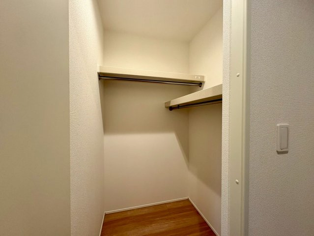 「広々インナーバルコニー」高知市東城山町2号棟　新築一戸建ての収納|玄関横のデッドスペースを有効活用した収納。ハンガーパイプ付きで、上着などの保管に便利。