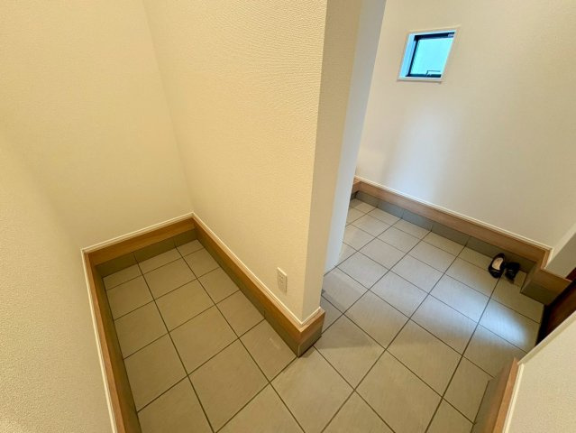「広々インナーバルコニー」高知市東城山町2号棟　新築一戸建ての玄関|ベビーカーやアウトドア用品もそのまま保管できる便利なSIC。玄関周りがすっきり片付きます。