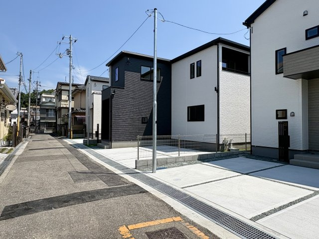 「広々インナーバルコニー」高知市東城山町2号棟　新築一戸建ての前面道路含む現地写真|※2026年7月17日撮影。