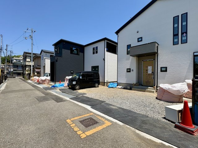 「広々インナーバルコニー」高知市東城山町2号棟　新築一戸建ての前面道路含む現地写真|※2026年5月17日撮影。ただいま建築中です☆