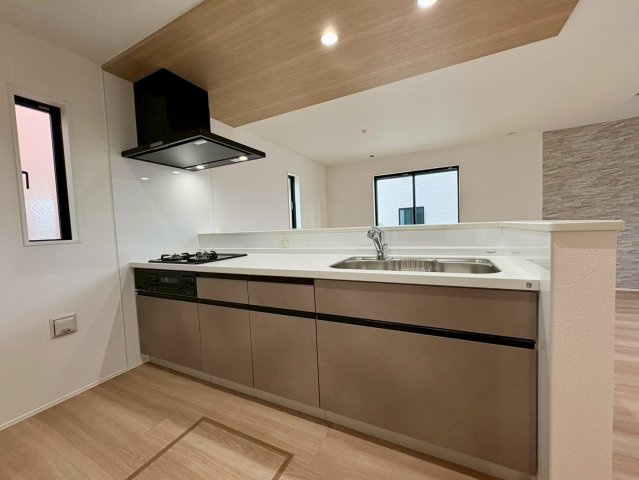 「広々インナーバルコニー」高知市東城山町2号棟　新築一戸建てのキッチン|リビングを見渡せる開放的な設計。お料理中も家族との会話が弾みます。