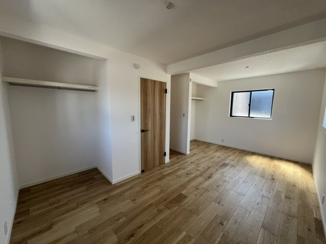 松崎町戸建の洋室