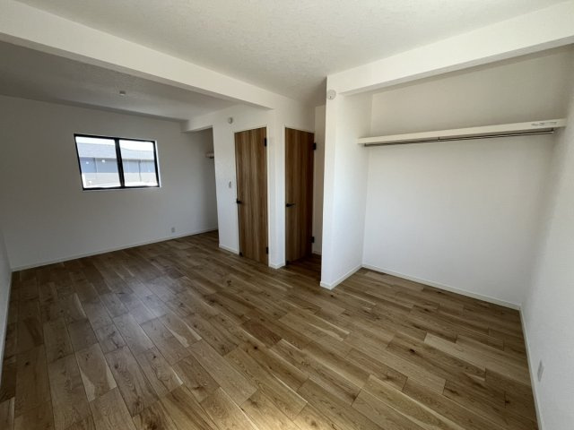 松崎町戸建の洋室