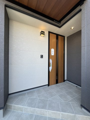 松崎町戸建の玄関