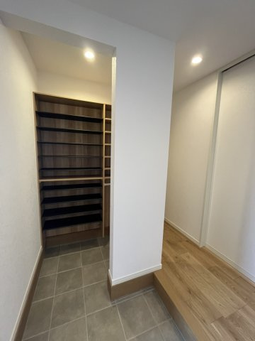 松崎町戸建の玄関