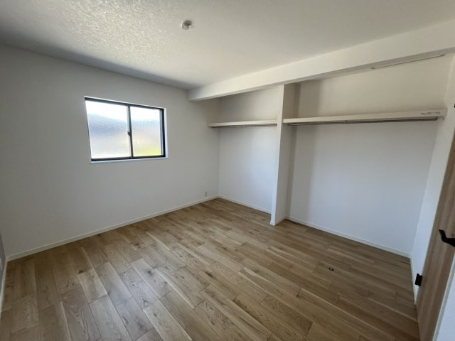 松崎町戸建の洋室