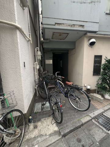 新宿区西落合一丁目　区分建物のエントランス