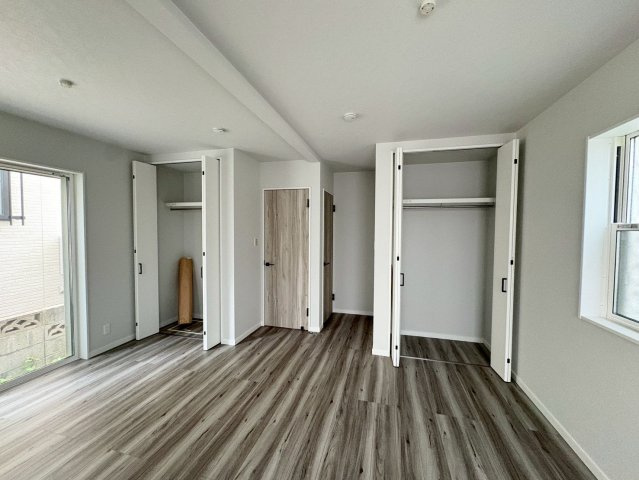 垂水区塩屋町５丁目　新築戸建ての収納|1階納戸10.7帖の便利な収納スペースです