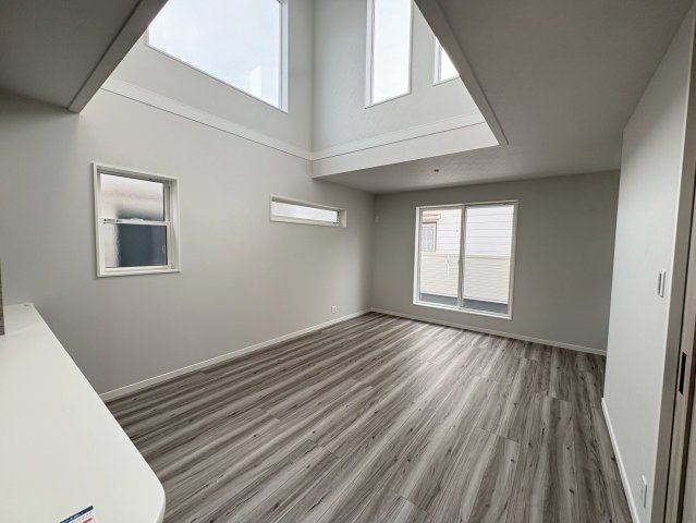 垂水区塩屋町５丁目　新築戸建ての居間・リビング|吹き抜けのあるリビングは開放感があり、視覚的にもかなり広く感じられます♪