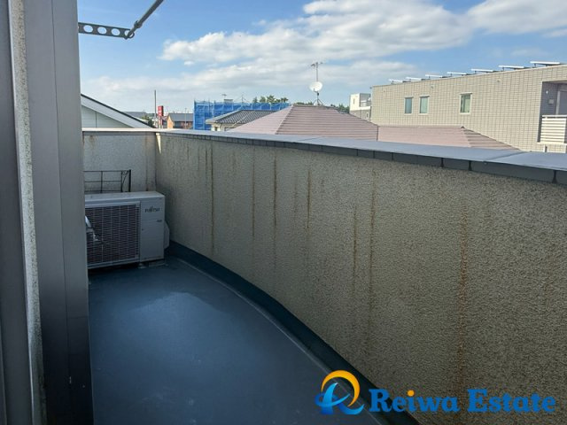 中古戸建　茅ヶ崎市本村2丁目のバルコニー|2部屋から行き来できるつづきバルコニー。