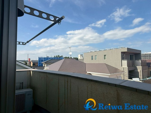中古戸建　茅ヶ崎市本村2丁目のバルコニー|バルコニーと面したお部屋は暖かな光とさわやかな風が届きます。
