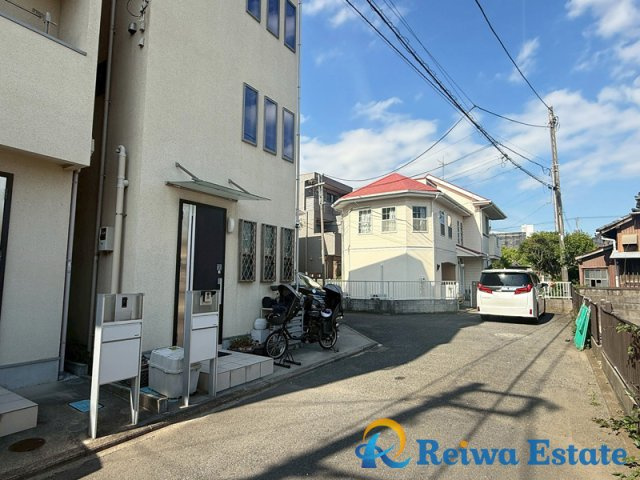 中古戸建　茅ヶ崎市本村2丁目の前面道路含む現地写真|周辺は閑静な住宅街で落ち着いた住環境