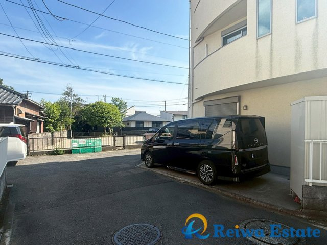中古戸建　茅ヶ崎市本村2丁目の前面道路含む現地写真|カースペースがあります。