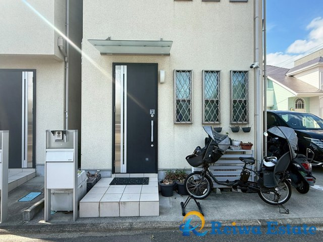 中古戸建　茅ヶ崎市本村2丁目の玄関|生活のしやすいアプローチ、閑静な住宅地に佇む邸宅です♪