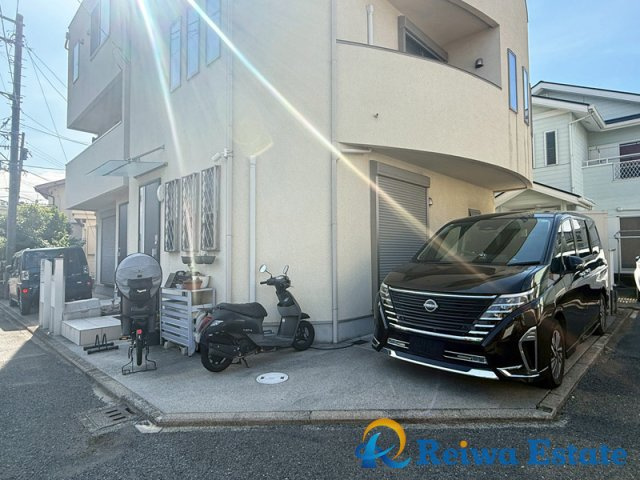 中古戸建　茅ヶ崎市本村2丁目の駐車場|お子様の自転車やバイクの置場を確保できるゆとりの駐車スペースがございます♪