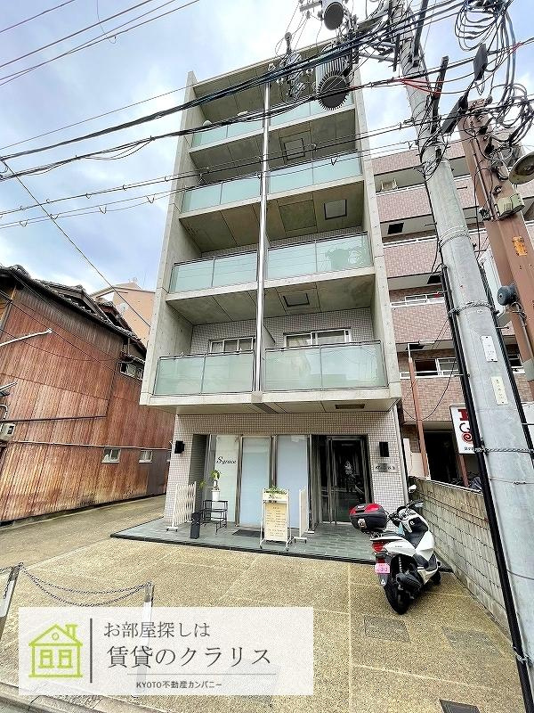 アヴィ四条の外観