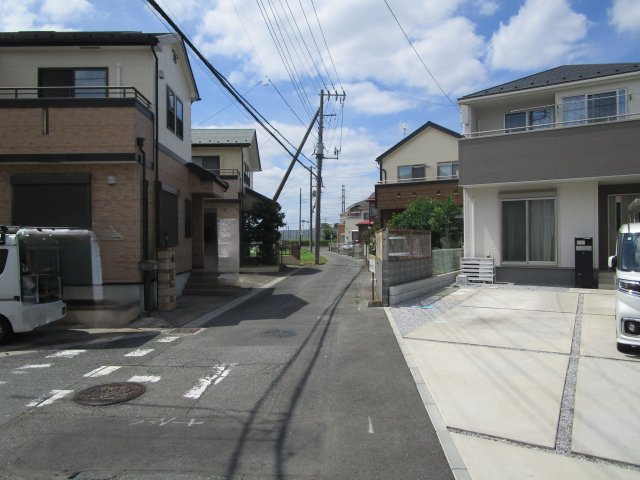 桶川市上日出谷　中古戸建の前面道路含む現地写真