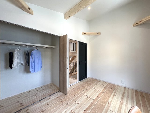 秘密基地のようなお部屋とアウトドアストッカーのあるお家◎ステップフロアで魅せるログハウスのような温かみのある新築戸建できました☆な【相模原市中央区上溝】の洋室
