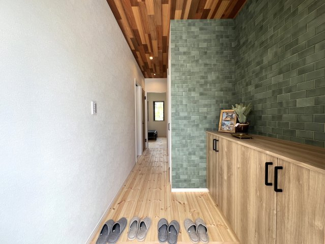 秘密基地のようなお部屋とアウトドアストッカーのあるお家◎ステップフロアで魅せるログハウスのような温かみのある新築戸建できました☆な【相模原市中央区上溝】の玄関