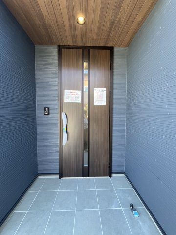 松崎町戸建の玄関