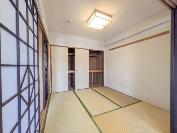 マンション猪野ハイツの和室|落ち着いた雰囲気の和室です。障子のデザインが印象的で畳がしっかりと敷かれています。
収納スペースも豊富に備わっています。