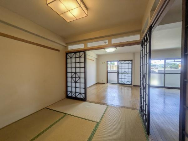 マンション猪野ハイツの和室|和室と洋室が仕切りで区切られており空間を自由にアレンジすることができます。