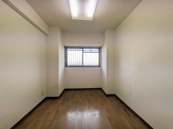 マンション猪野ハイツの洋室|シンプルな内装で清潔感のある洋室です。
窓から自然光が入りやすい造りとなっています。