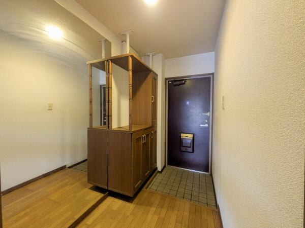 マンション猪野ハイツの玄関|玄関には収納スペースがしっかりと設けられており整理整頓しやすいです。
大きなミラーが設置されていて空間が広く感じられます。