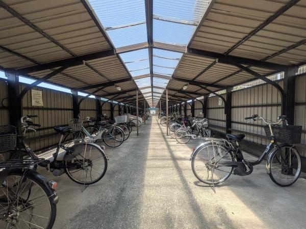 マンション猪野ハイツのその他共用部分|屋根付きの自転車置き場が完備されています。広々としたスペースで自転車を保管できます。通路もゆとりがあり出し入れがしやすい設計です。天候に左右されずに利用できる点が魅力です。