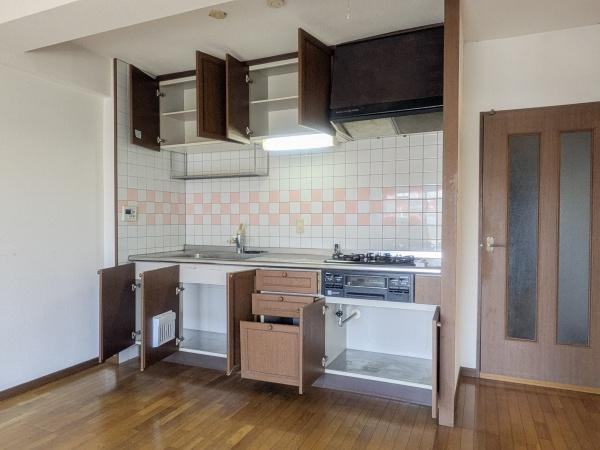 マンション猪野ハイツのキッチン|収納スペースが充実しているキッチンです。
吊戸棚があるので大きなお鍋や重箱などの収納にも便利です。