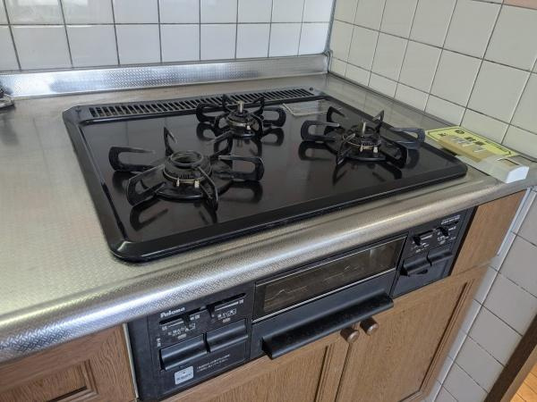 マンション猪野ハイツのキッチン|3口コンロで同時調理も効率的に可能です。

