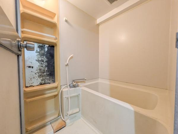 マンション猪野ハイツの浴室|シンプルなデザインのバスルームです。
シャワー設備も備わっています。