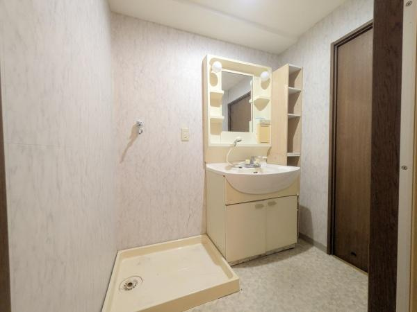 マンション猪野ハイツの独立洗面台|明るく清潔感のある洗面台・洗面所です。
洗濯機置き場も確保されているので家事動線に配慮されたスペースです。