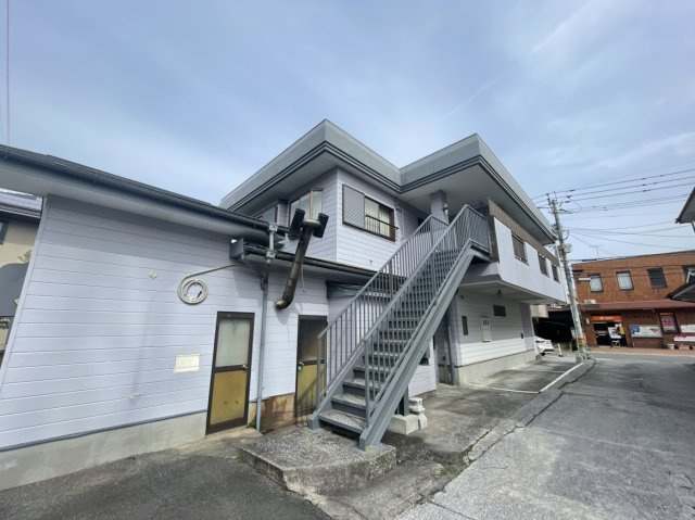 姶良市宮島町住宅付店舗の外観|外階段の様子です。2階部分は賃貸住宅(賃貸中)となっております。