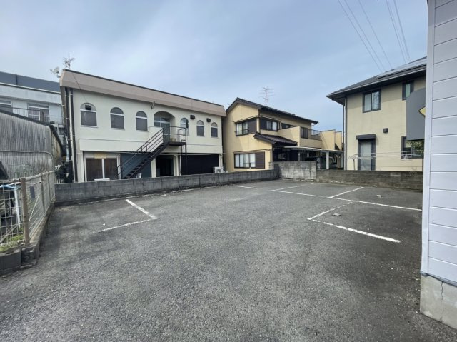 姶良市宮島町住宅付店舗の駐車場|敷地内駐車場の様子です。