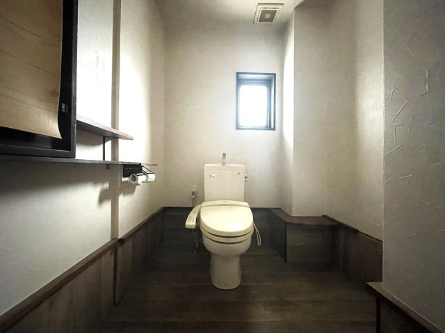 姶良市宮島町住宅付店舗のトイレ|1階店舗のトイレの様子です。