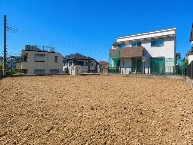 【外観】 | ◆南区六ツ川２丁目　売地◆ | ◆爽やかな青空の下に贅沢なほどに降り注ぐ陽光、豊かな居住性と、クオリティが見事に調和した住空間は、住まうことの喜びを感じさせてくれます。ゆとりある広い敷地で開放的なお住まいです。